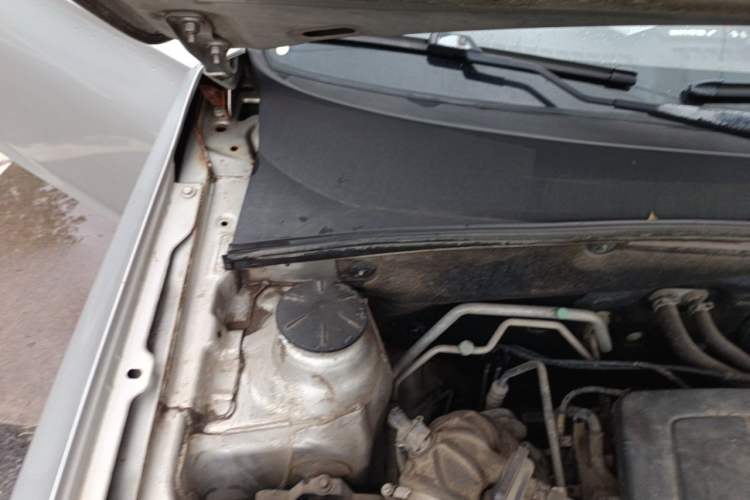 Used Baojun 630 2013 1.5L manual Comfort trim Engine Bay Right
