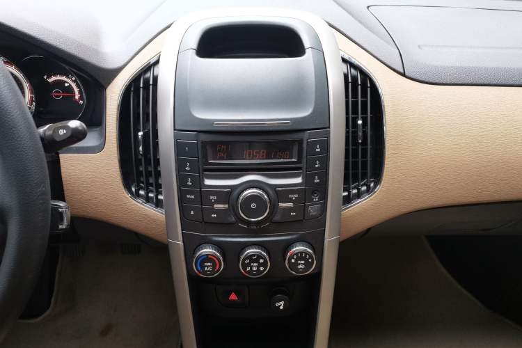 Used Baojun 630 2013 1.5L manual Comfort trim Audio And AC Panel