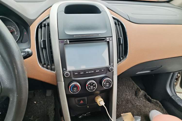 Used Baojun 630 2013 1.5L manual Comfort trim Audio And AC Panel