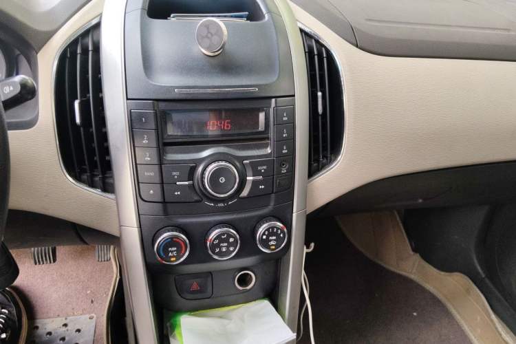Used Baojun 630 2013 1.8L manual Comfort trim level Audio And AC Panel