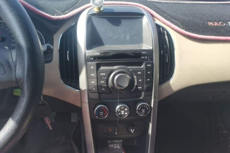 Used Baojun 630 2013 1.5L manual standard version Audio And AC Panel