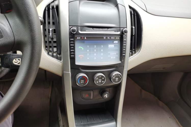 Used Baojun 630 2013 1.5L manual Entry-level trim Audio And AC Panel