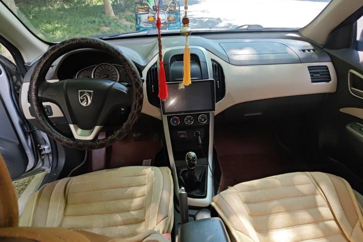 Used Baojun 630 2013 1.5L manual standard version Center Console