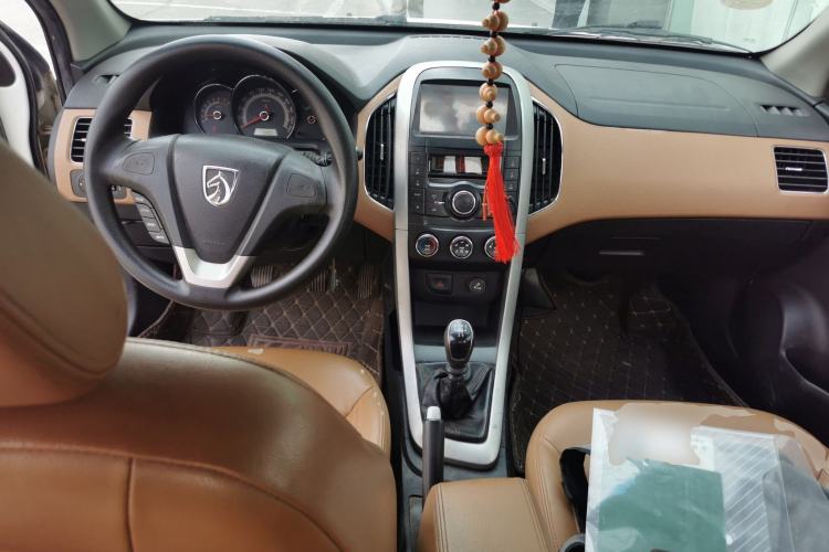 Used Baojun 630 2013 1.5L manual Elite version Center Console