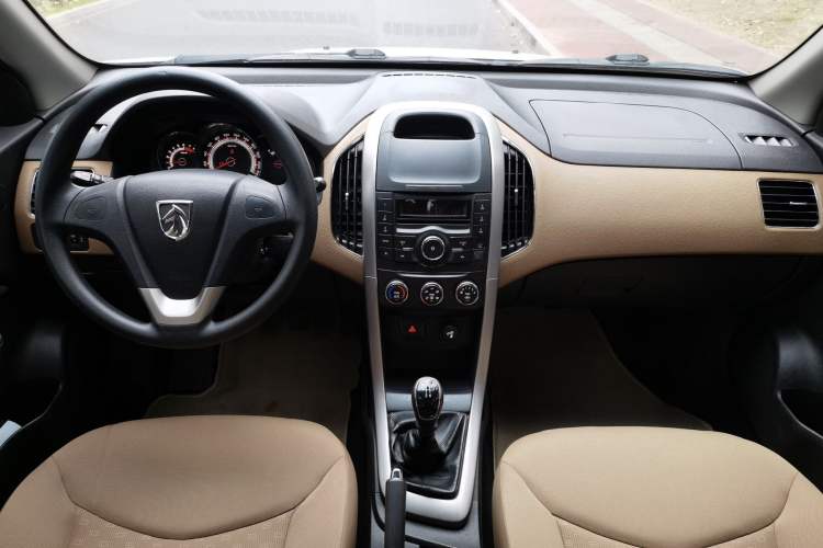 Used Baojun 630 2013 1.5L manual Comfort trim Center Console