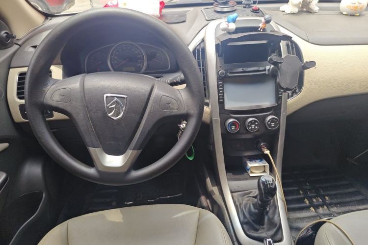 Used Baojun 630 2013 1.5L manual standard version Center Console