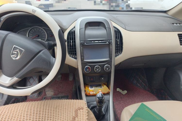 Used Baojun 630 2013 1.5L manual Entry-level trim Center Console