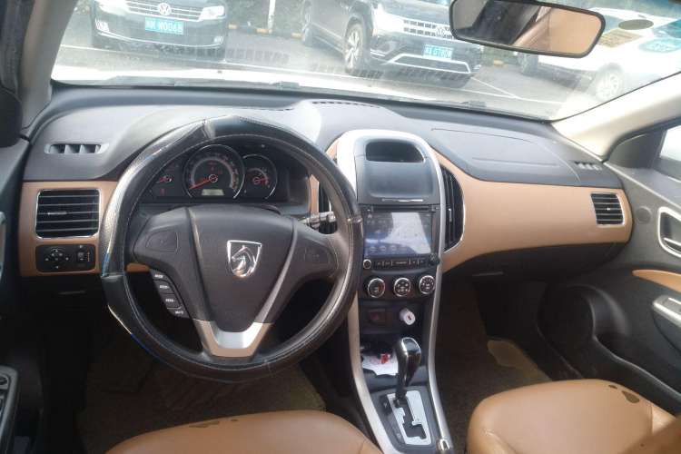 Used Baojun 630 2013 1.5L automatic Elite version Center Console