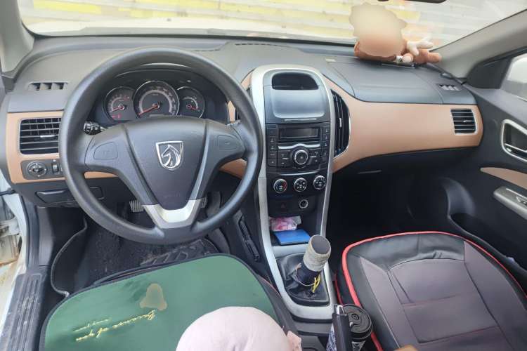 Used Baojun 630 2013 1.5L manual Comfort trim Center Console