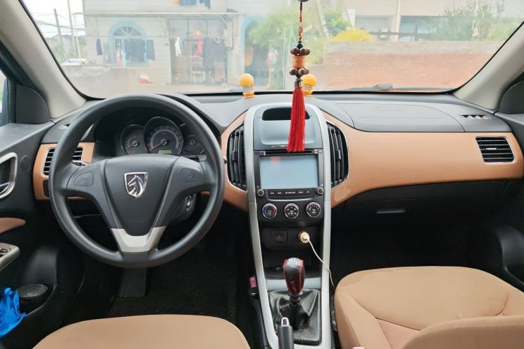 Used Baojun 630 2013 1.5L manual Comfort trim Center Console