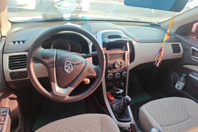 Used Baojun 630 2013 1.5L manual standard version Center Console