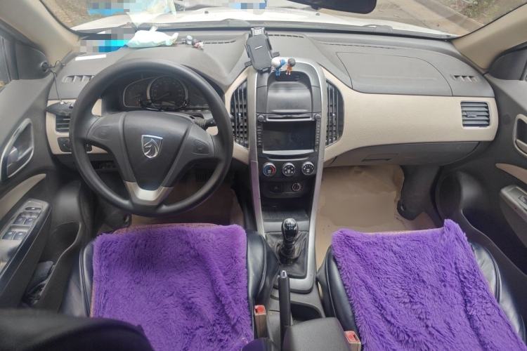 Used Baojun 630 2013 1.5L manual standard version Center Console