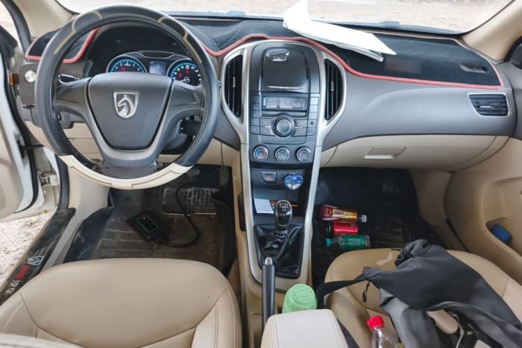 Used Baojun 630 2013 1.5L manual Comfort trim Center Console