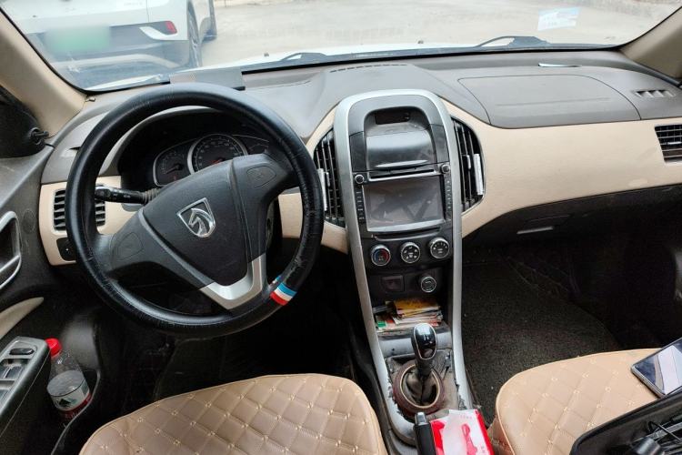 Used Baojun 630 2013 1.5L manual standard version Center Console