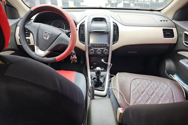 Used Baojun 630 2013 1.5L manual Entry-level trim Center Console