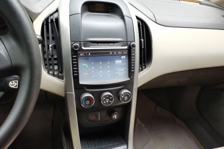 Used Baojun 630 2013 1.5L manual Entry-level trim Center Console