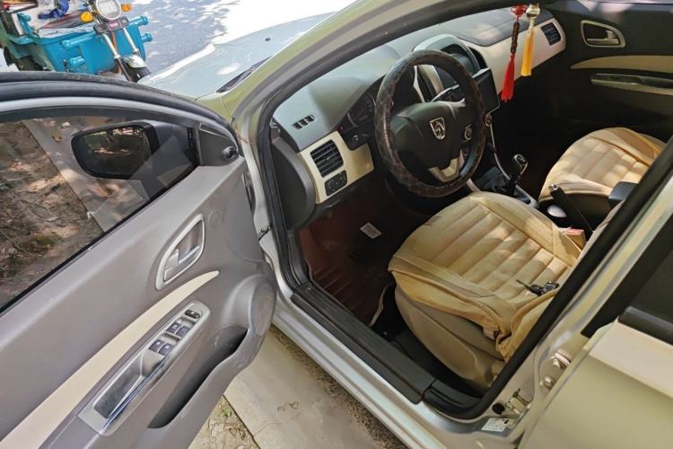Used Baojun 630 2013 1.5L manual standard version Driver Seat