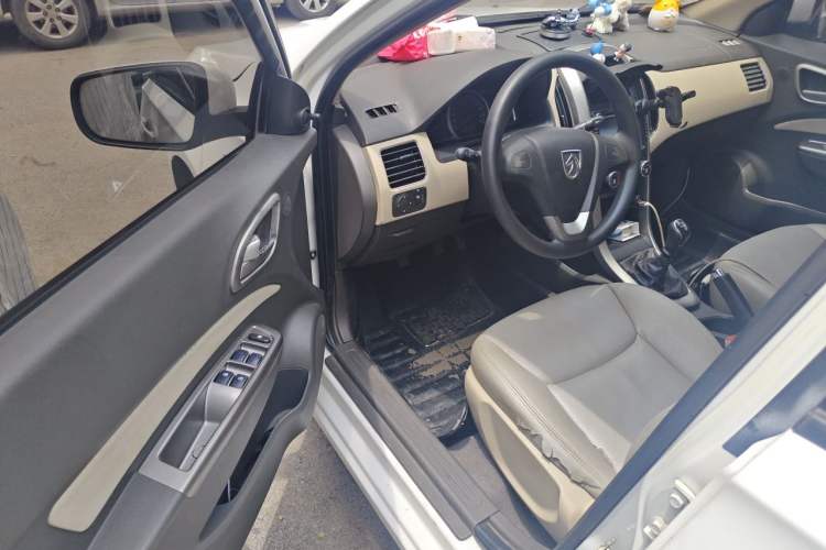 Used Baojun 630 2013 1.5L manual standard version Driver Seat