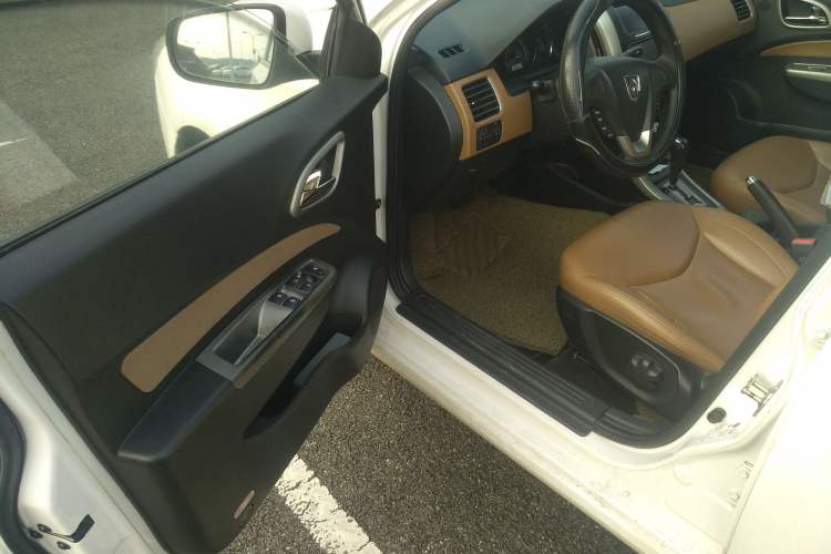 Used Baojun 630 2013 1.5L automatic Elite version Driver Seat