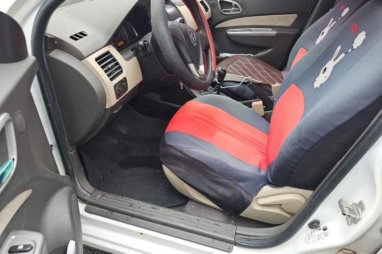 Used Baojun 630 2013 1.5L manual Entry-level trim Driver Seat