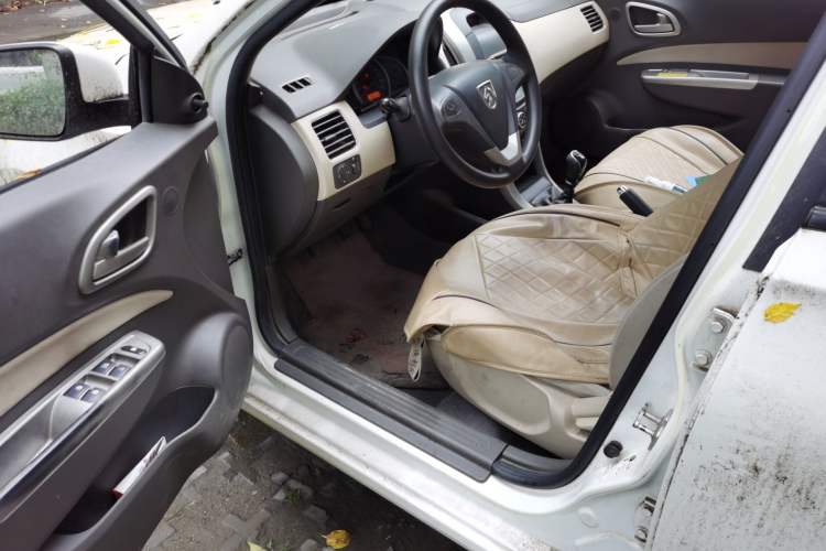 Used Baojun 630 2013 1.5L manual Entry-level trim Driver Seat