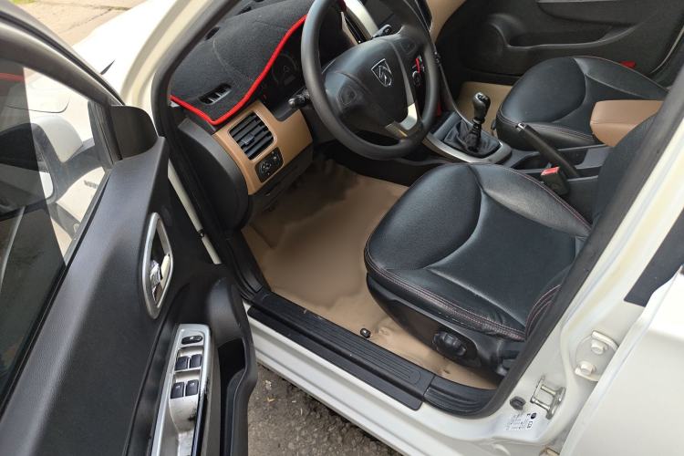 Used Baojun 630 2013 1.5L manual Comfort trim Interior 2