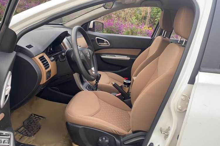 Used Baojun 630 2013 1.5L manual Comfort trim Interior 4