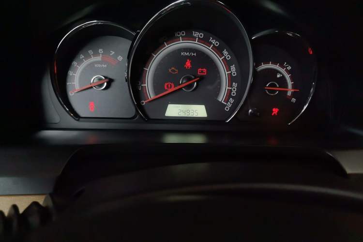 Used Baojun 630 2013 1.5L manual Comfort trim Odometer Close Up