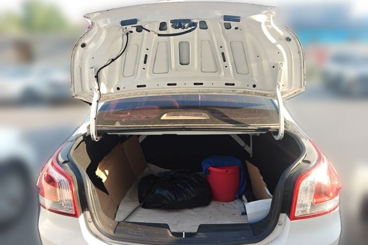 Used Baojun 630 2013 1.5L manual standard version Trunk