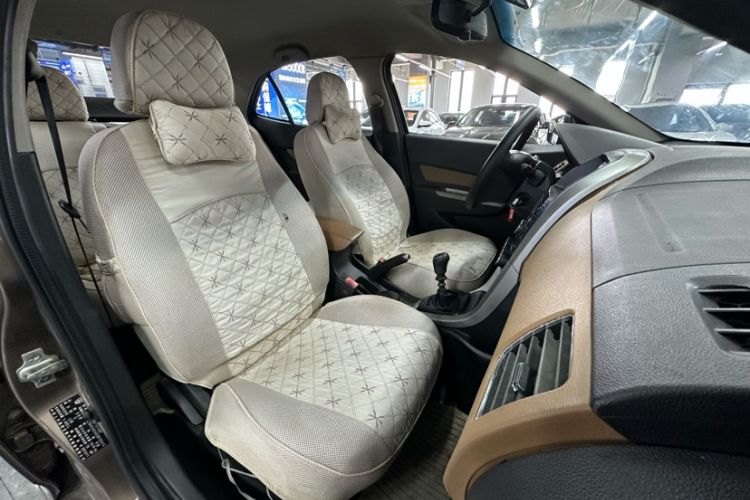 Used Baojun 630 2013 1.5L manual Comfort trim Interior 1