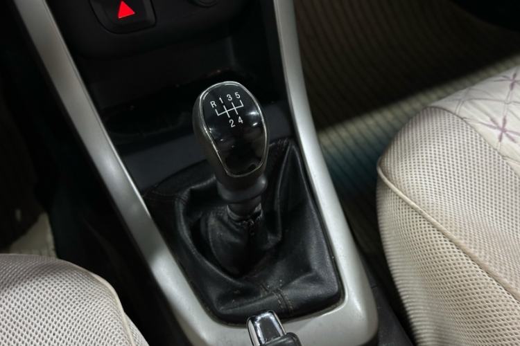 Used Baojun 630 2013 1.5L manual Comfort trim Interior 2