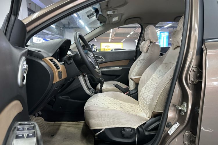 Used Baojun 630 2013 1.5L manual Comfort trim Interior 4