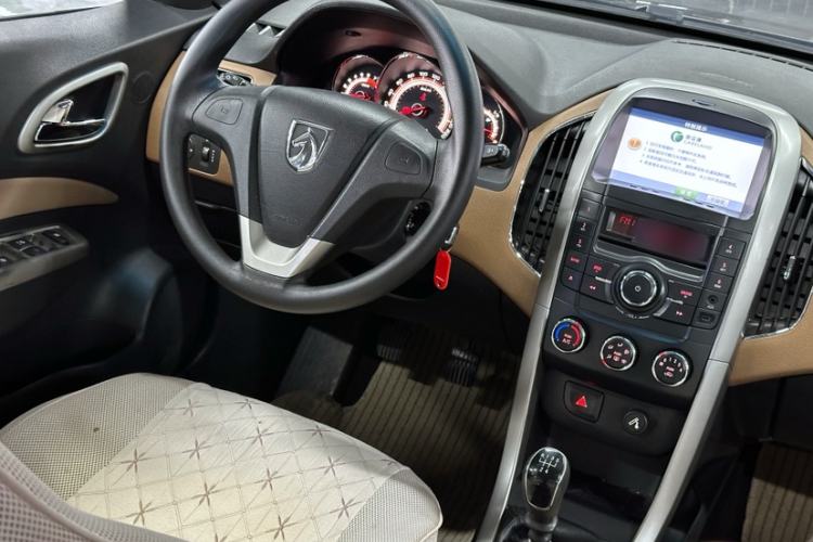 Used Baojun 630 2013 1.5L manual Comfort trim Interior 5
