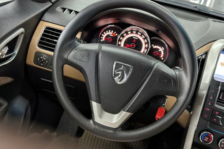 Used Baojun 630 2013 1.5L manual Comfort trim Interior 7