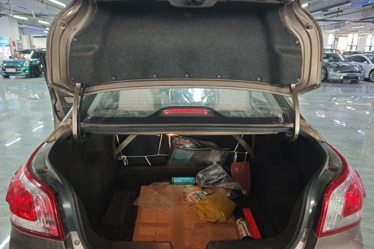 Used Baojun 630 2013 1.5L manual Comfort trim Trunk
