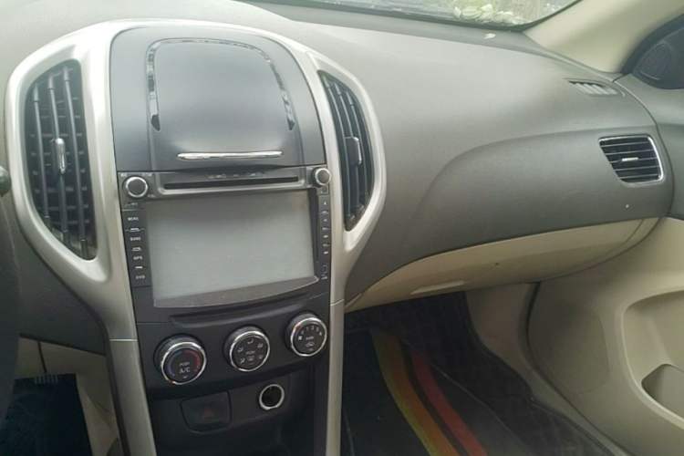 Used Baojun 630 2014 1.5L manual Comfort trim level Audio And AC Panel