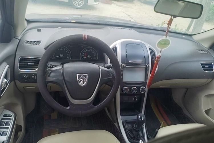 Used Baojun 630 2014 1.5L manual Comfort trim level Center Console