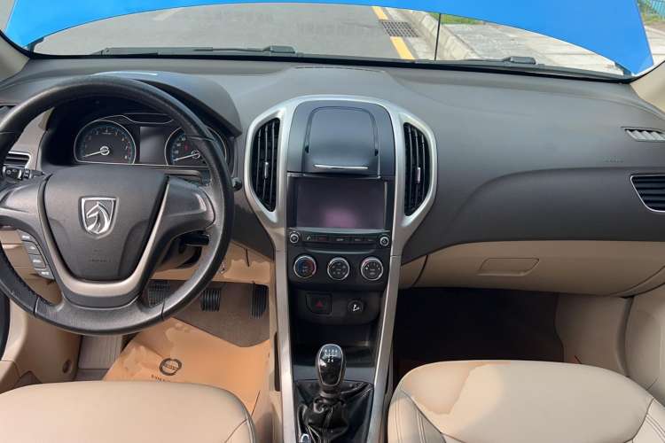 Used Baojun 630 2014 1.5L manual Elite version Center Console