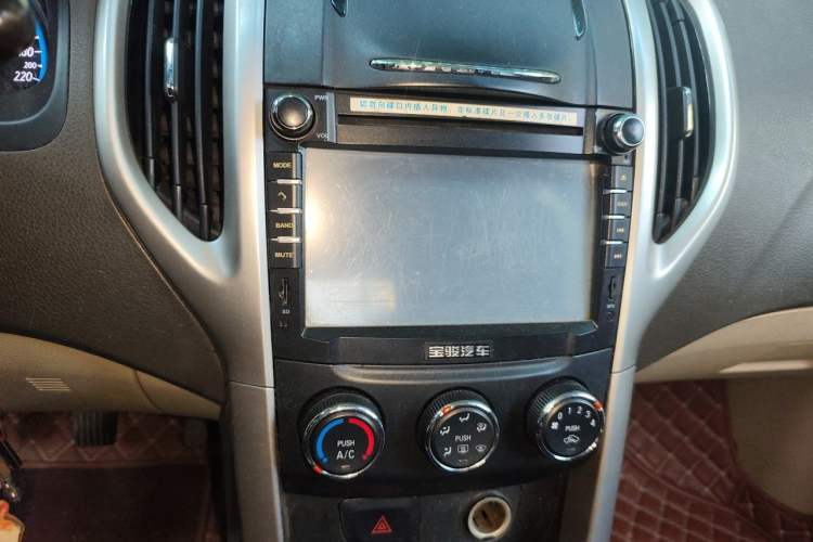 Used Baojun 630 2014 1.5L manual Comfort trim level Audio And AC Panel