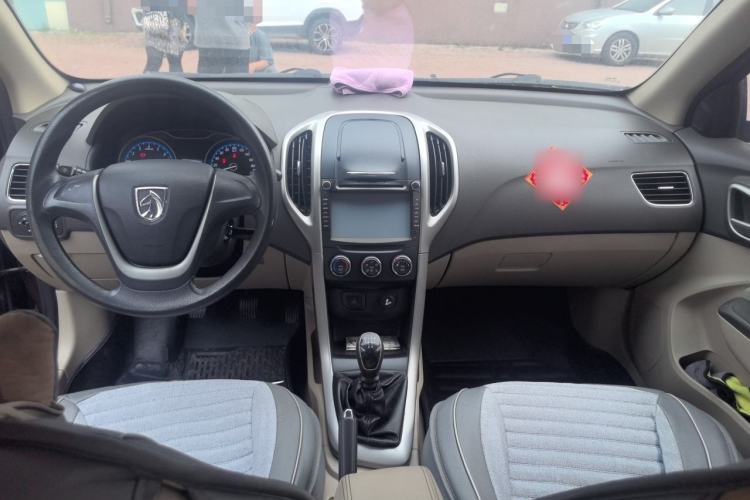 Used Baojun 630 2014 1.5L manual standard version Center Console