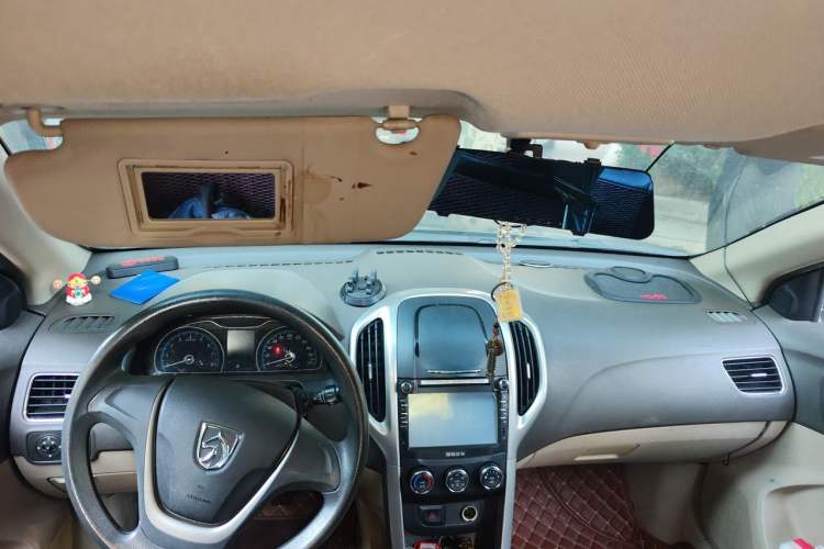 Used Baojun 630 2014 1.5L manual Comfort trim level Center Console