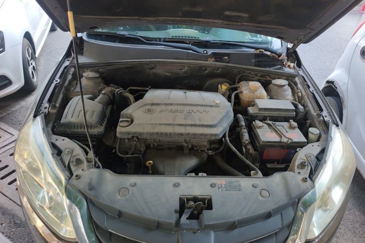 Used Baojun 630 2014 1.5L manual Comfort trim level Engine Bay