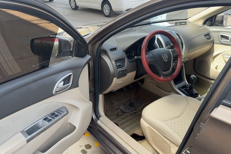 Used Baojun 630 2014 1.5L manual standard version Interior 1