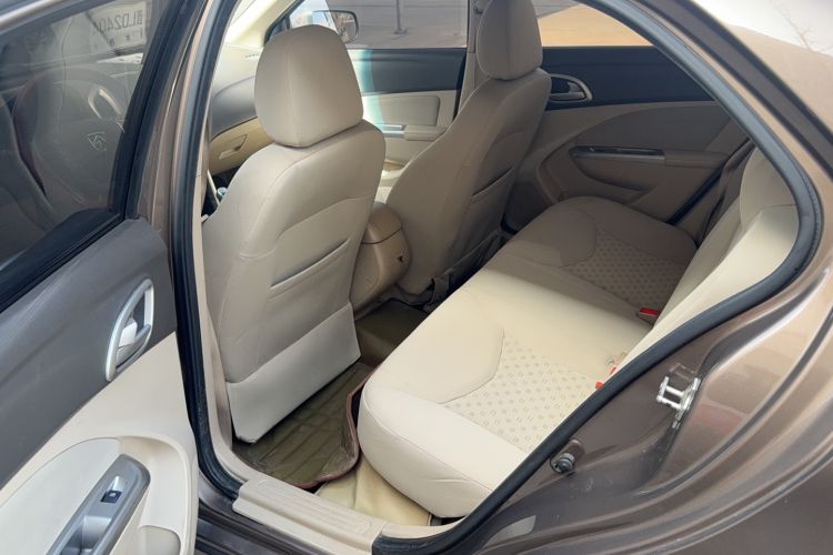Used Baojun 630 2014 1.5L manual standard version Interior 2