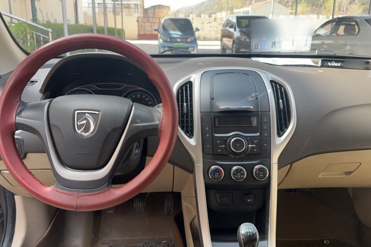 Used Baojun 630 2014 1.5L manual standard version Interior 3