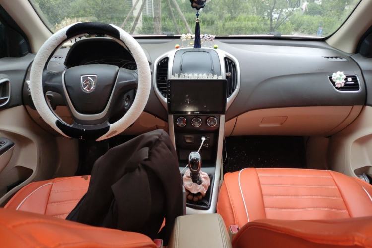 Used Baojun 630 2014 1.5L manual Comfort trim level Center Console