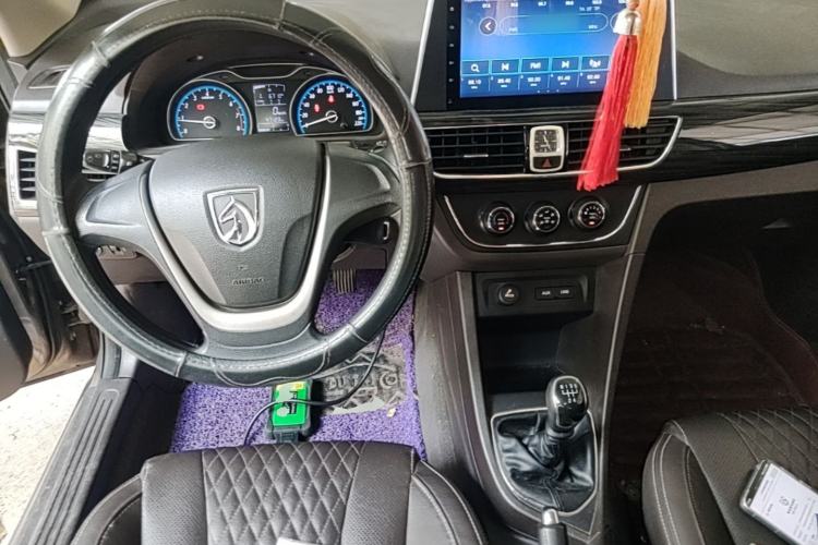 Used Baojun 630 2014 1.5L manual Comfort trim level Center Console