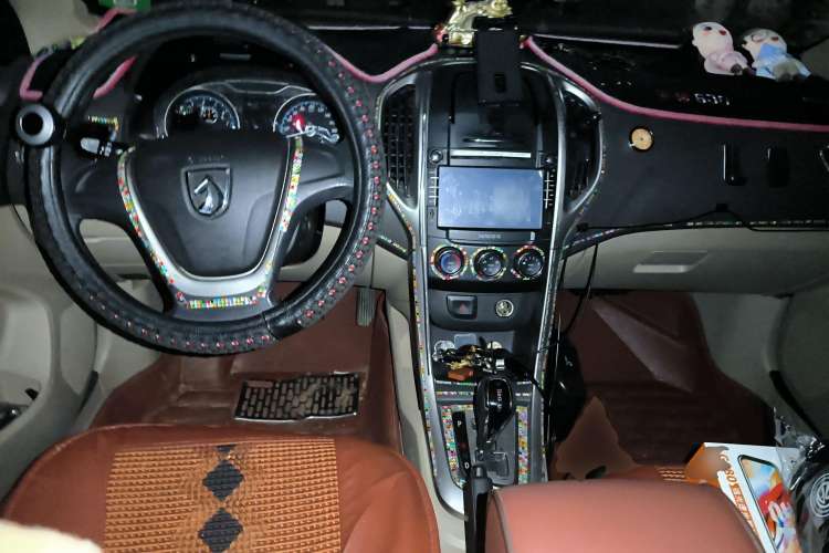 Used Baojun 630 2014 1.5L automatic comfort version Center Console