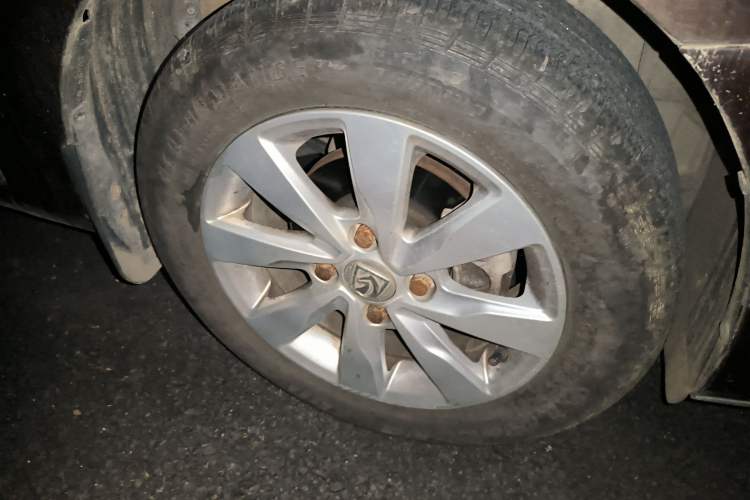 Used Baojun 630 2014 1.5L automatic comfort version Right Front Wheel Hub