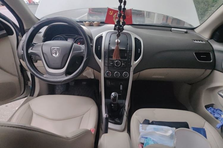 Used Baojun 630 2014 1.5L manual Comfort trim level Center Console